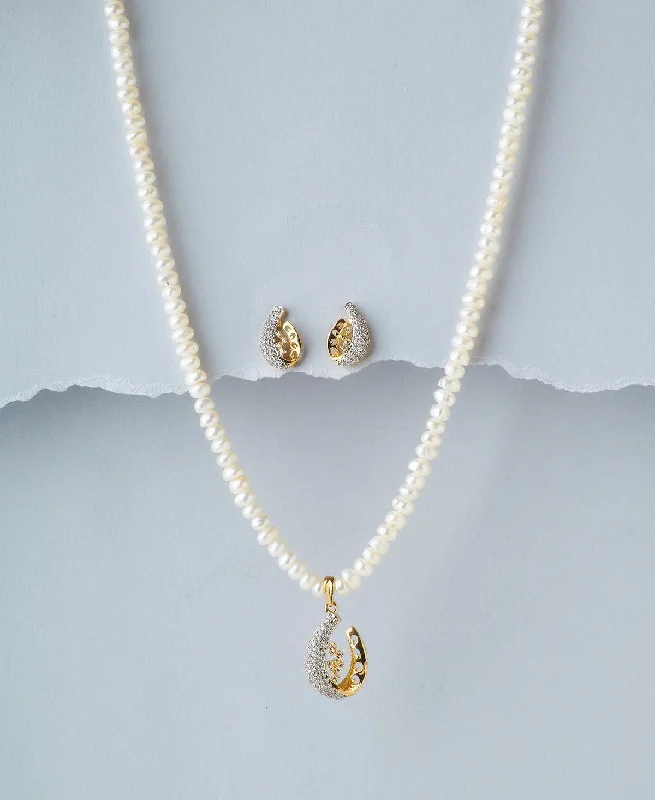 Women chunky necklaces -Trendy Pearl Necklace Set