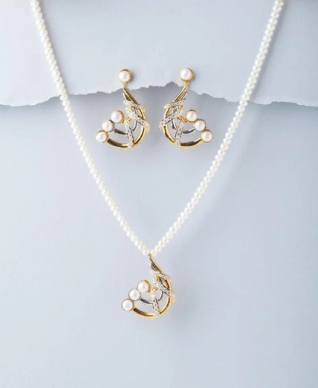 Women luxurious gold necklaces -Trendy Pearl Necklace Set