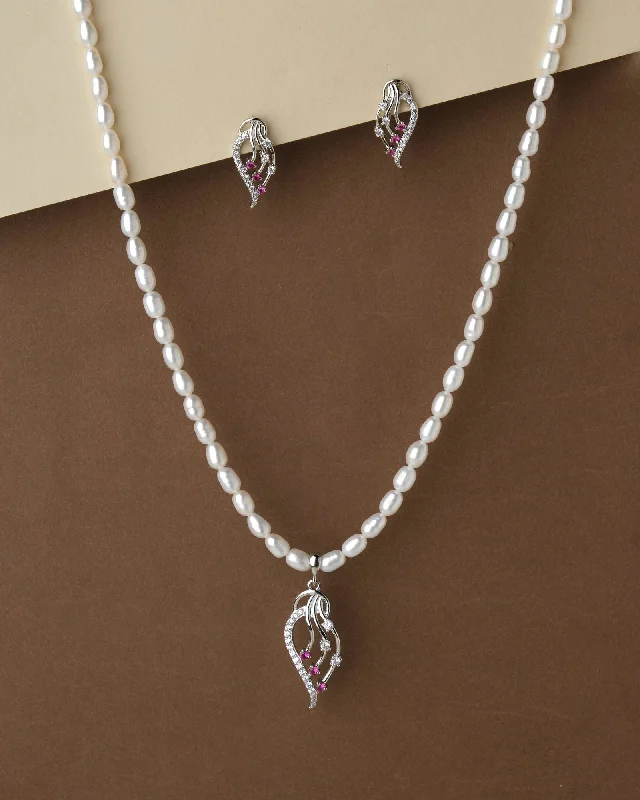 Women trendy pendant necklaces -Trendy Pearl Necklace Set