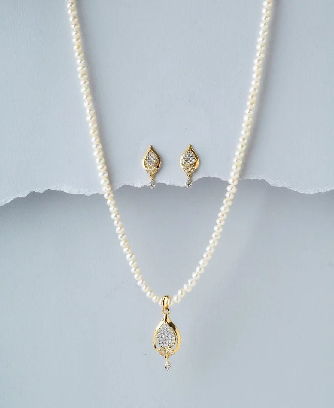 Women charm necklaces -Trendy Pearl Necklace Set