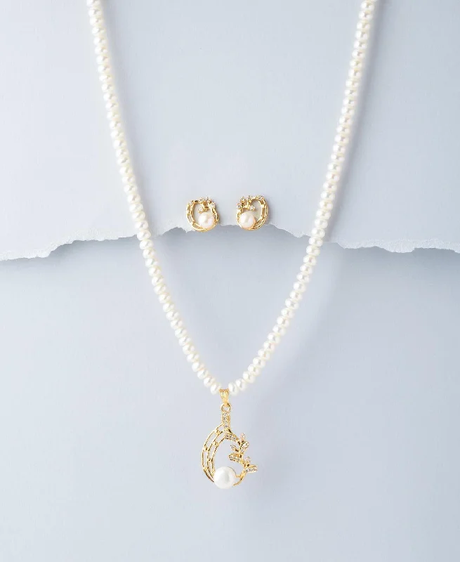 Women layered gold necklaces -Trendy Pearl Necklace Set