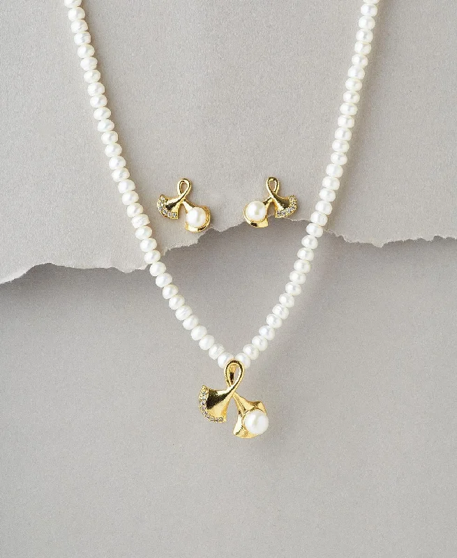 Women romantic necklaces -Trendy Pearl Necklace Set