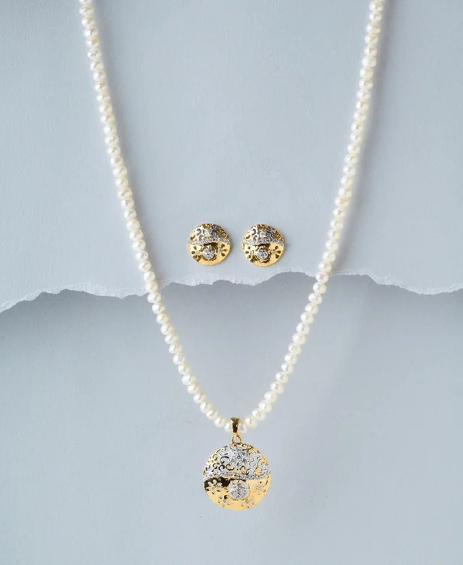 Women simple necklaces -Trendy Pearl Necklace Set