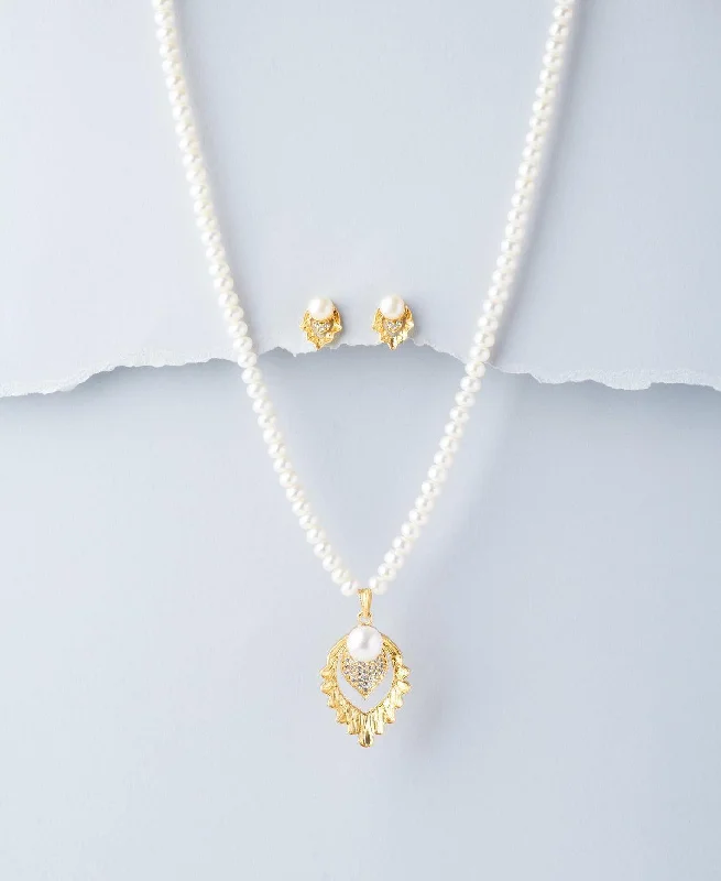 Women gemstone and pearl necklaces -Trendy Pearl Necklace Set